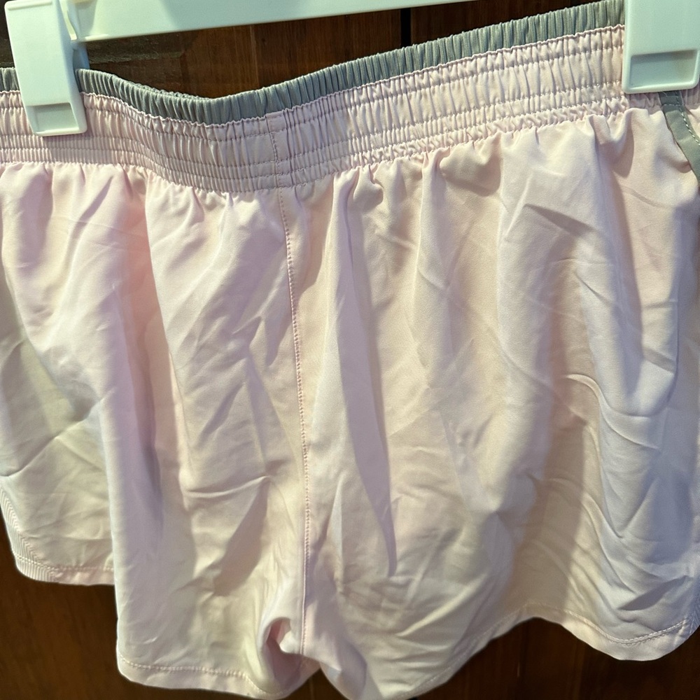 Nike women’s shorts size L elastic waist light pink NWT